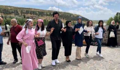 Şarkıcı Ekin, Diyarbakır için yazdığı şarkının lansmanını On Gözlü Köprü’de yaptı