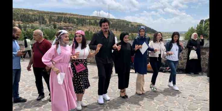 Şarkıcı Ekin, Diyarbakır için yazdığı şarkının lansmanını On Gözlü Köprü’de yaptı