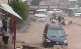 Sel sularına kapılan kadın ve çocuğu vatandaşlar kurtardı