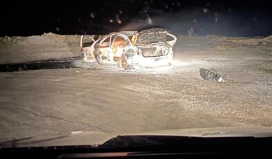 Otomobil, seyir halinde alev aldı,4 kişi son anda kurtuldu