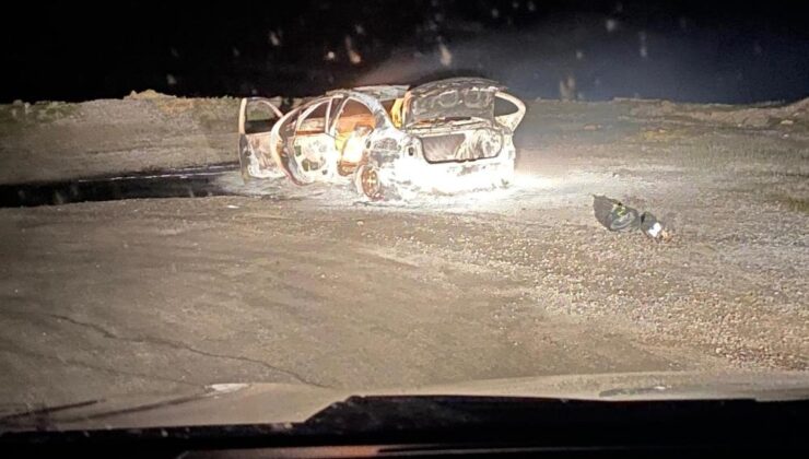 Otomobil, seyir halinde alev aldı,4 kişi son anda kurtuldu