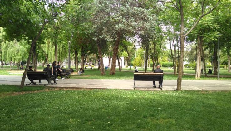 Sıcaktan bunalan Diyarbakırlı vatandaşlar parklara akın etti