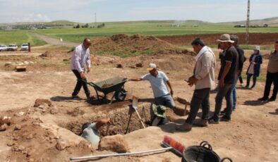 Tharsa antik kentte boğa başlı mezar bulundu