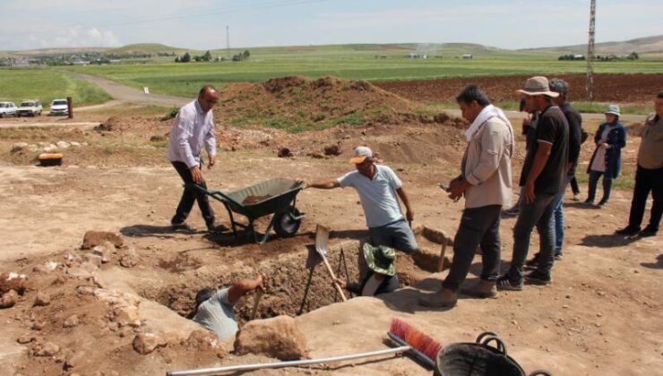Tharsa antik kentte boğa başlı mezar bulundu