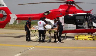 Uyluk kemiği kırılan yaşlı hasta helikopterle taşındı