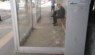 Diyarbakır’da otobüs durağı magandaların hedefi oldu