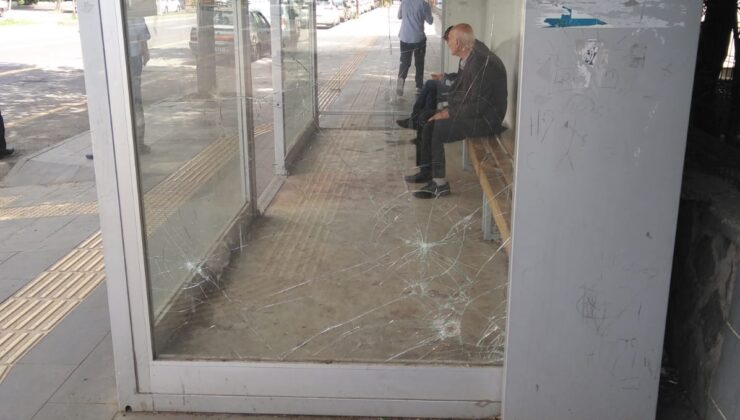 Diyarbakır’da otobüs durağı magandaların hedefi oldu