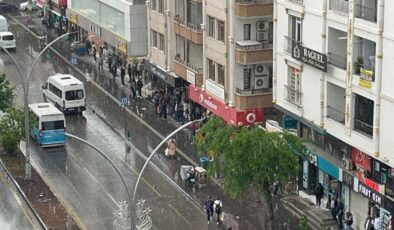 Diyarbakır’da aniden bastıran sağanak yağış vatandaşları hazırlıksız yakaladı