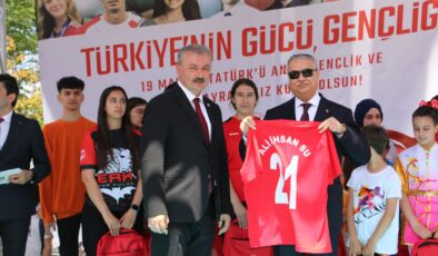 Vali Ali İhsan Su’ya anlamlı forma hediyesi