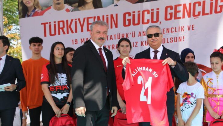 Vali Ali İhsan Su’ya anlamlı forma hediyesi
