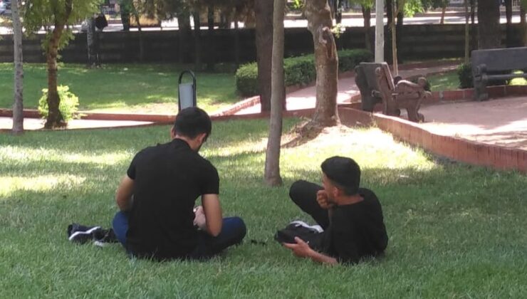 Sıcaktan Bunalanlar Serinliği Parklarda Aradı