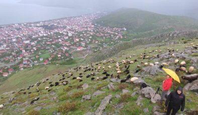 Yağmur altında gökkuşağını beklediler