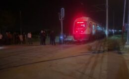 Yolcu trenin çarptığı otomobilin sürücüsü hayatını kaybetti