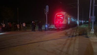 Yolcu trenin çarptığı otomobilin sürücüsü hayatını kaybetti