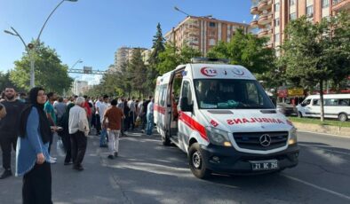 Yolun karşısına geçerken otomobil çarptı