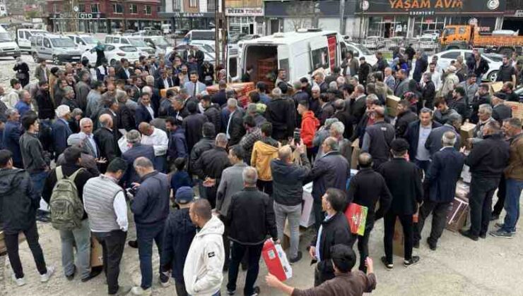 Yüksekova’da uygun fiyatlı tavuk satışına büyük ilgi