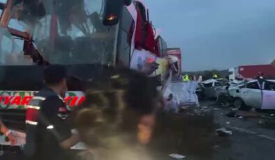 Zincirleme trafik kazası 10 kişi öldü, 30 kişi yaralandı