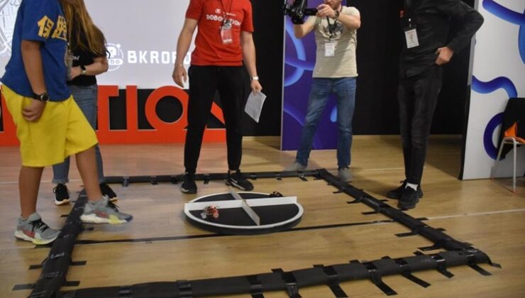 Bursa’da Gençler robotlarını yarıştırdı