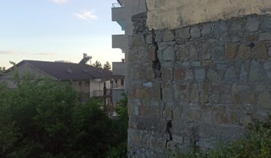 Duvarda oluşan çatlak tehlike saçıyor