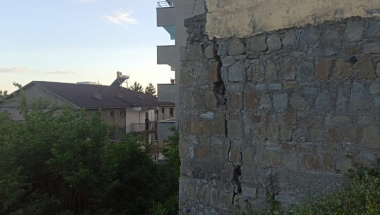 Duvarda oluşan çatlak tehlike saçıyor
