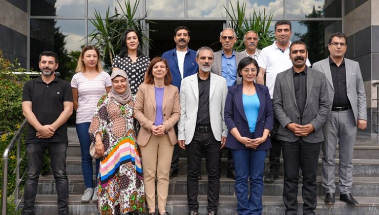Eş Başkanlar  Bağlar ve Kayapınar belediyelerini ziyaret etti