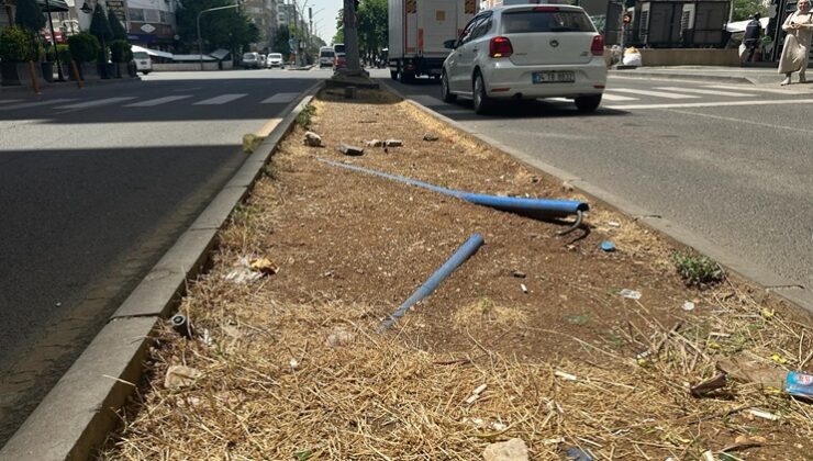 Gevran Caddesi’nde kesilmiş kablolar orta yerde duruyor