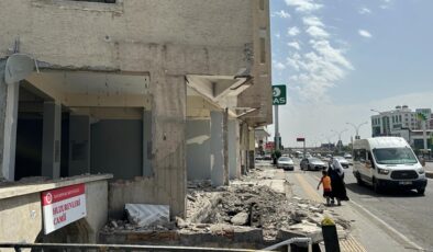 Diyarbakır’ın en işlek yolundaki bu hasarlı bina neden yıkılmıyor?