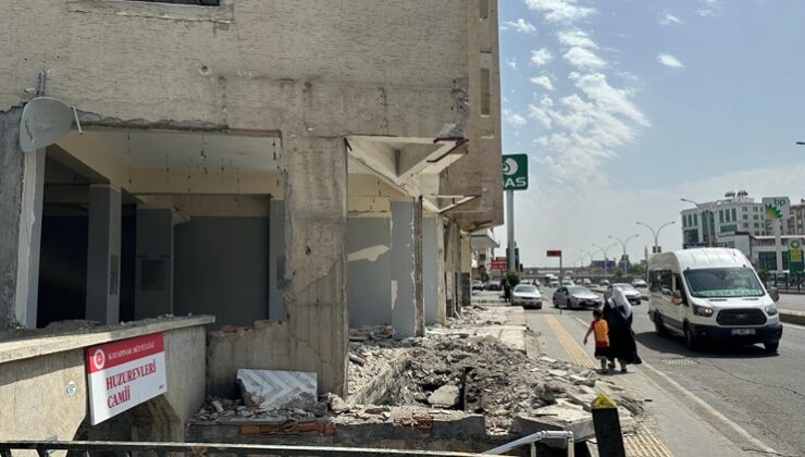 Diyarbakır’ın en işlek yolundaki bu hasarlı bina neden yıkılmıyor?