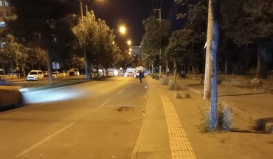 Bu caddenin kaldırımlarında çöp kovası  yok