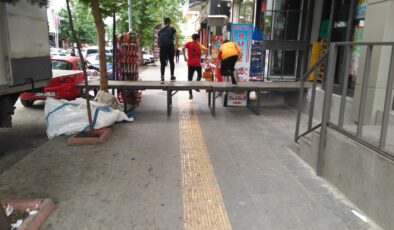 Zincir marketlerin nakliye sırasında engelli yollarını kapatması tepki çekiyor