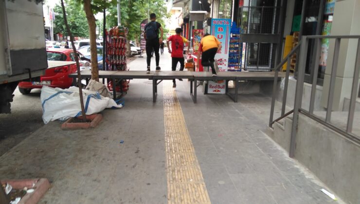 Zincir marketlerin nakliye sırasında engelli yollarını kapatması tepki çekiyor