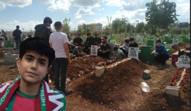 Amedspor Taraftarı Yusuf Yıldız’ın mezarı başında duygusal anlar