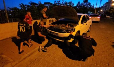 Otomobilin motor kısmına sıkışan kedi operasyonla kurtarıldı