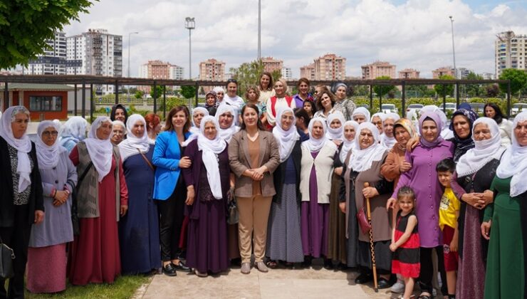 Serra Bucak Anneler Günü etkinliğine katıldı