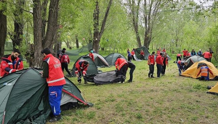 Van’da UMKE gönüllülerine temel eğitim kampı