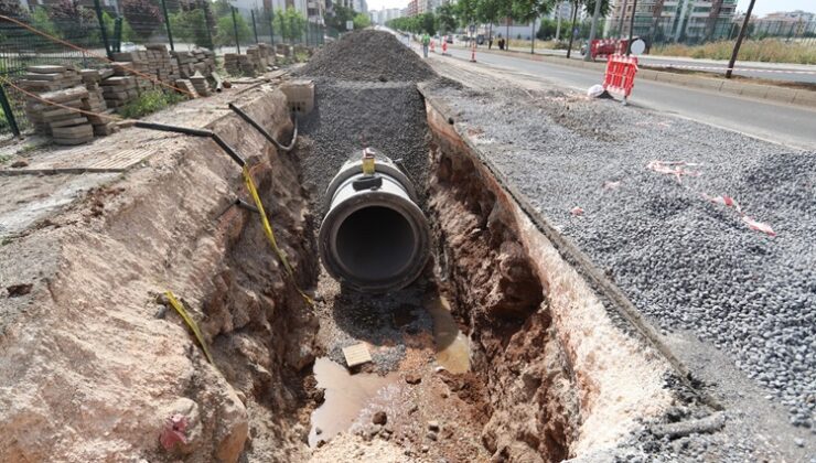 Aşırı yağışlarda risk taşıyan köprülü kavşakta altyapı sorunu çözülüyor