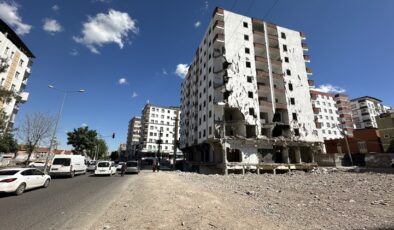 Diyarbakır’ın en işlek caddesindeki hasarlı bina tehlike saçıyor