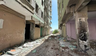Diyarbakır’da yıkılmayan binalar tehlike saçıyor