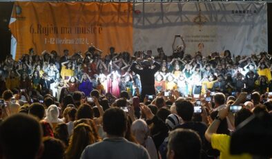 Çocuklar için düzenlenen konsere eş başkanlardan sürpriz