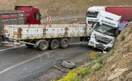 2 tır kafa kafaya çarpıştı: 2 yaralı
