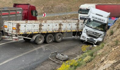 2 tır kafa kafaya çarpıştı: 2 yaralı