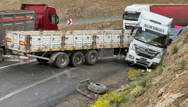 2 tır kafa kafaya çarpıştı: 2 yaralı