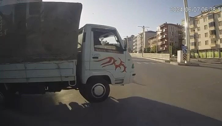 9 kişinin yaralandığı kaza güvenlik kamerasına yansıdı