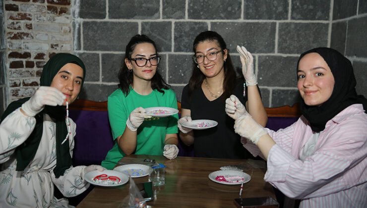 Tıp öğrencileri, hastanede tedavi gören çocuklar için takı tasarlıyor