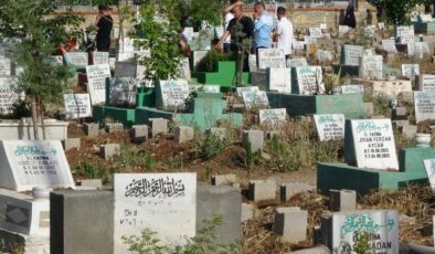 Diyarbakır’da bayram sabahı vatandaşlar mezarlıklara akın etti