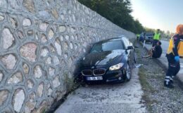 Otomobil istinat duvarına çarptı: 1 ölü, 4 yaralı