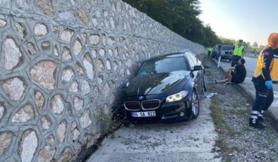 Otomobil istinat duvarına çarptı: 1 ölü, 4 yaralı