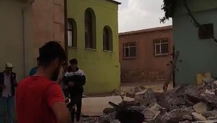 Fırtınada yıkılan caminin minaresi evin üstüne devrildi