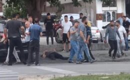 Araçtan indirdikleri şahsı öldüresiye dövdüler