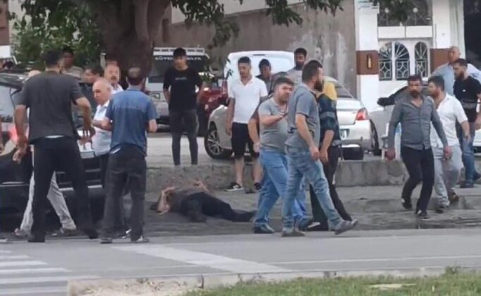 Araçtan indirdikleri şahsı öldüresiye dövdüler